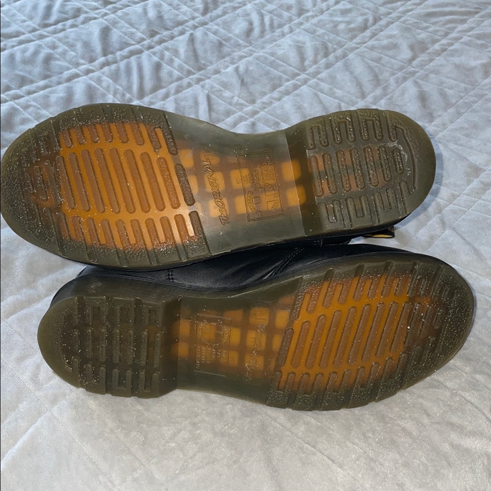*SOLD* DR. MARTENS 2976 Yellow Stitch Smooth  Leather Chelsea Boots sz 9 - Picture 10 of 12